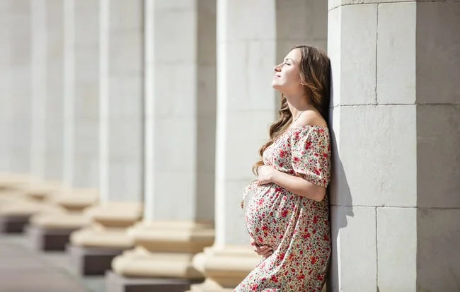 Mother leaning against a wall, Maternity Photoshoot