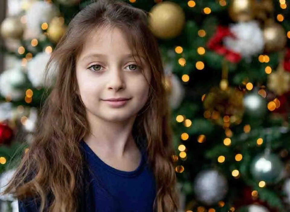 use natural light in Christmas photos