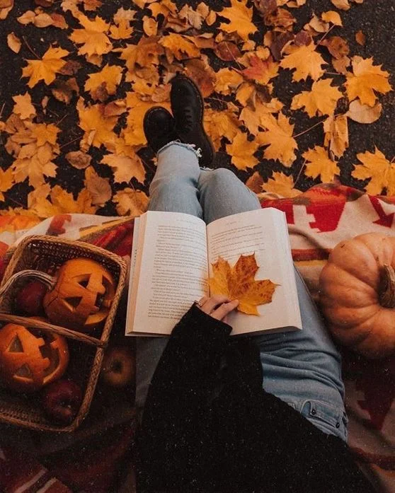 fall photoshoot ideas with books 