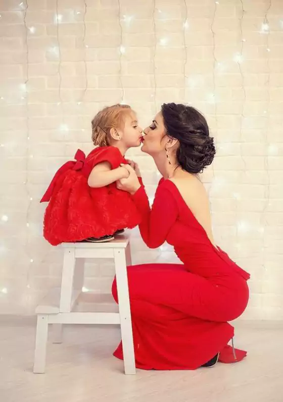 like mother like daughter the kissing pose