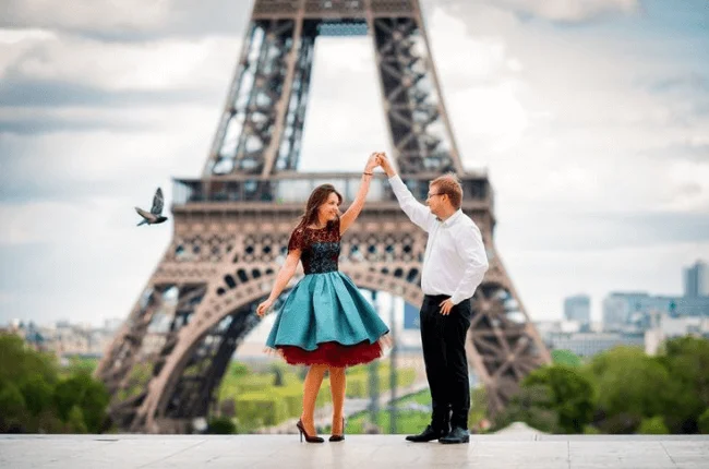 couple pose in front of Ifel tower