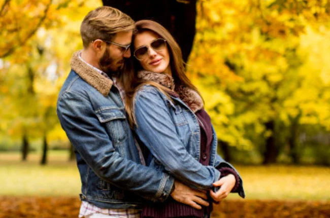 couple pose in the park