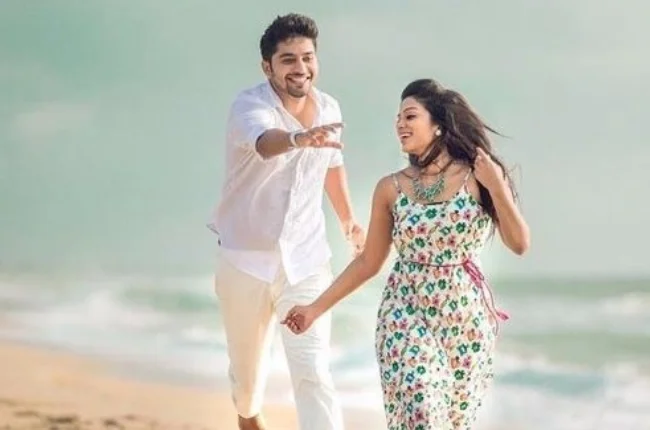 couple pose in the sea beach