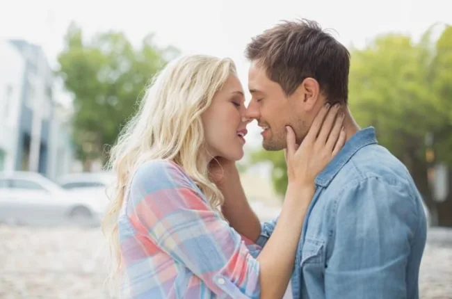 couple pose with kiss